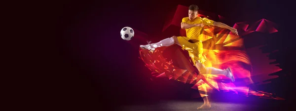 Creatief artwork met voetbal, footballspeler in beweging en actie met bal geïsoleerd op donkere achtergrond met veelhoekige en vloeiende neon elementen. Kunst, creativiteit, sport, flyer — Stockfoto