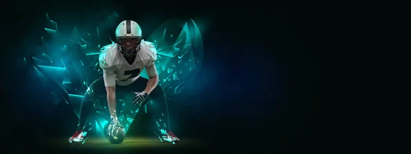 Světlý plakát s americkým fotbalistou v pohybu a akce s míčem izolované na tmavém pozadí s polygonální a tekuté neonové prvky. Umění, tvořivost, sport — Stock fotografie
