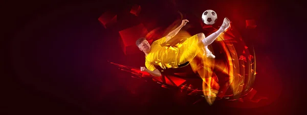 Kreativní tvorba s fotbalem, fotbalista v pohybu a akce s míčem izolované na tmavém pozadí s polygonální a tekuté neonové prvky. Umění, tvořivost, sport — Stock fotografie