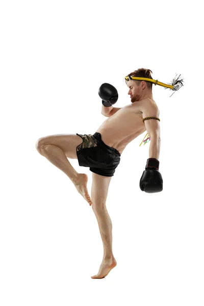 Retrato de boxeador tailandês profissional praticando isolado em fundo de estúdio branco. Esporte, muay thai, competição, conceito de clube de luta — Fotografia de Stock