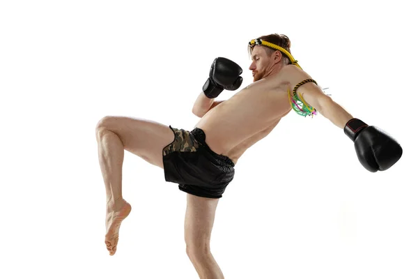 Pontapé no joelho. Retrato de boxeador tailandês profissional praticando isolado em fundo de estúdio branco. Esporte, muay thai, competição, conceito de clube de luta — Fotografia de Stock