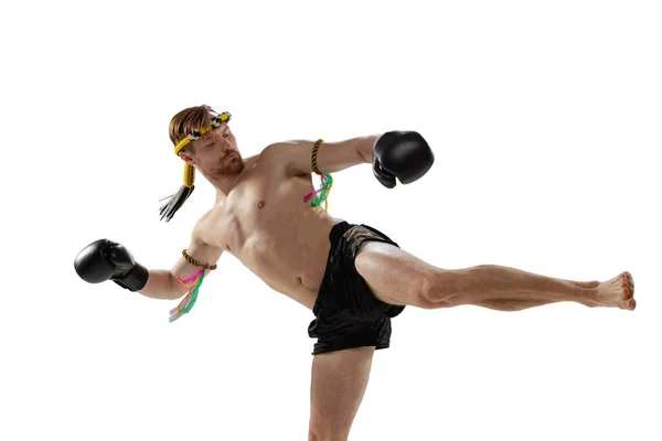Captura de estudio de un joven boxeador tailandés profesional practicando aislado sobre fondo de estudio blanco. Deporte, muay thai, competición, concepto de club de lucha —  Fotos de Stock
