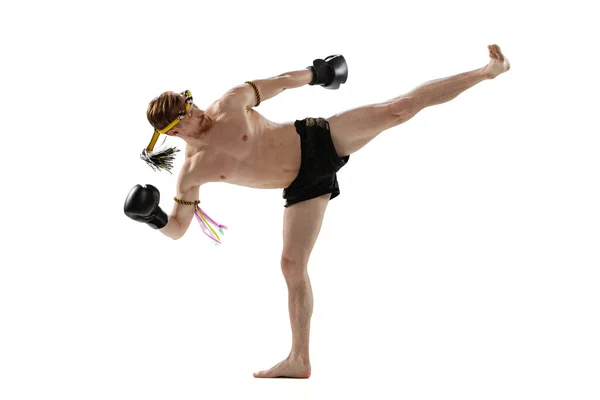 Retrato dinámico del boxeador tailandés profesional practicando aislado sobre fondo de estudio blanco. Deporte, muay thai, competición, concepto de club de lucha —  Fotos de Stock