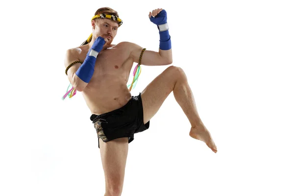 Retrato de boxeador tailandês profissional praticando isolado em fundo de estúdio branco. Esporte, muay thai, competição, conceito de clube de luta — Fotografia de Stock