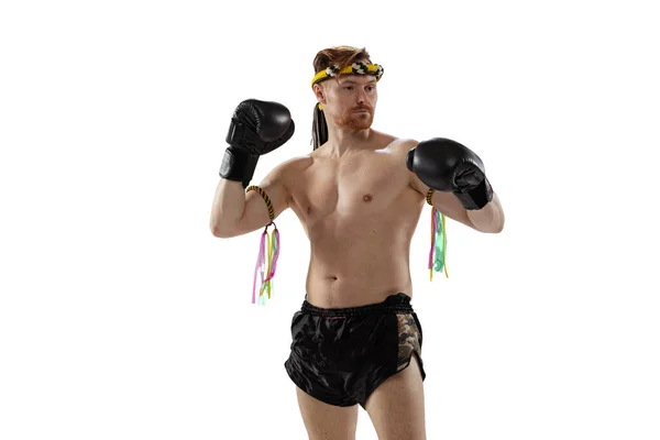 Retrato dinâmico de boxeador tailandês profissional praticando isolado em fundo de estúdio branco. Esporte, muay thai, competição, conceito de clube de luta — Fotografia de Stock