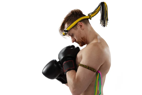 Retrato de medio cuerpo del hombre musculoso, boxeador tailandés en uniforme deportivo posando aislado sobre fondo blanco del estudio. Deporte, muay thai, competición, concepto de club de lucha —  Fotos de Stock