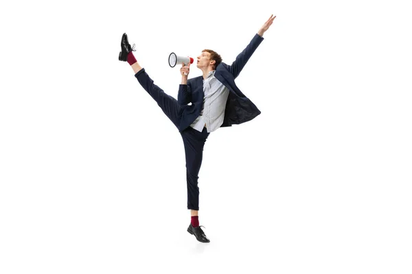 사무실 스타일의 옷을 입은 남자가 화이트 스튜디오 배경에서 점프와 춤을 추고 있습니다. 사업, 시작, 오픈 - 스페이스, 영감 개념. — 스톡 사진
