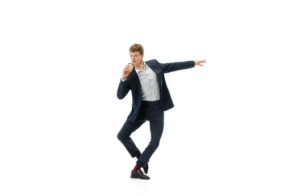 Homem no estilo de escritório roupas dançando com café para ir isolado no fundo do estúdio branco. Negócio, start-up, open-space, conceito de inspiração. — Fotografia de Stock