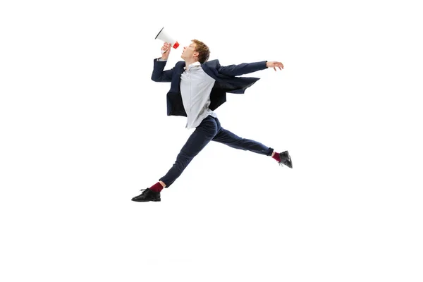 사무실 스타일의 옷을 입은 남자가 화이트 스튜디오 배경에서 점프와 춤을 추고 있습니다. 사업, 시작, 오픈 - 스페이스, 영감 개념. — 스톡 사진