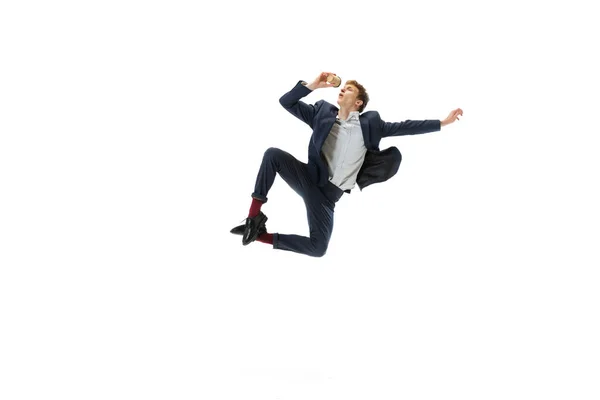 Foto de estudio de un joven bailarín de ballet con traje de negocios bailando aislado sobre fondo de estudio blanco. Negocios, start-up, arte, trabajo, caree, concepto de inspiración. — Foto de Stock