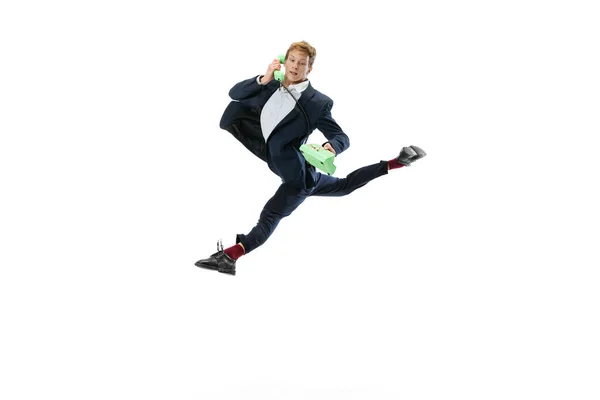 Portret elastycznego mężczyzny w biznesowym stylu tańczącego na białym tle studia. Biznes, start-up, open-space, inspiracja. — Zdjęcie stockowe