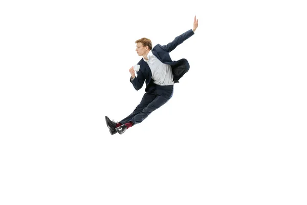 Retrato de homem flexível em roupas de estilo de negócios dançando isolado no fundo do estúdio branco. Negócio, start-up, open-space, conceito de inspiração. — Fotografia de Stock