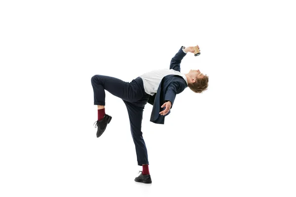 Portret van flexibele man in zakelijke stijl kleding dansen geïsoleerd op witte studio achtergrond. Business, start-up, open ruimte, inspiratieconcept. — Stockfoto