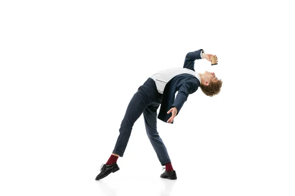 Studio shot van jonge mannelijke ballet danser dragen business suit dansen geïsoleerd op witte studio achtergrond. Business, start-up, kunst, werk, zorg, inspiratie concept. — Stockfoto