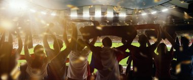 Futbolun arka görüntüsü, futbol taraftarları takımlarını kalabalık stadyumda bayrak ve eşarplarla alkışlıyorlar. Spor anlayışı, destek, rekabet. Odaklanma efekti