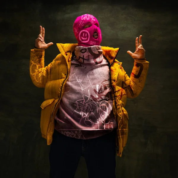 Collage d'art contemporain. Design créatif. Homme élégant en cagoule rose isolé sur fond vert foncé texturé — Photo