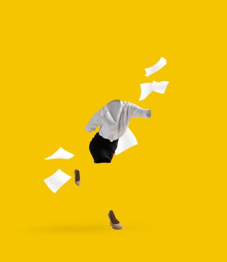 Çağdaş sanat kolajı, görünmez kadın modern iş kıyafeti giymiş sarı arka planda işe koşuyor. Moda, tarz, yaratıcılık kavramı