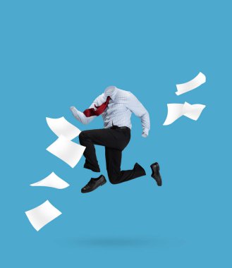 Modern iş kıyafeti giymiş görünmez bir adamın portresi mavi arka planda tek başına atlıyor. Moda kavramı, yaratıcılık, iş, kariyer