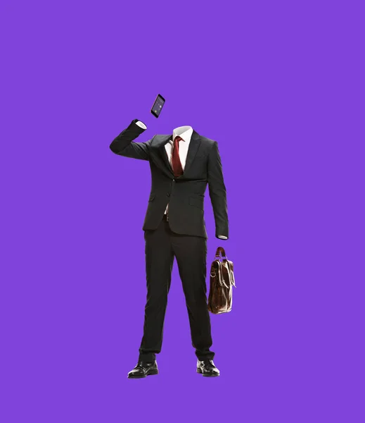 Kreatives Porträt eines unsichtbaren Mannes im schwarzen Business-Anzug, der vor violettem Hintergrund telefoniert. Konzept von Mode, Kreativität, Arbeit, Pflege — Stockfoto