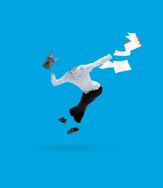 Colagem de arte contemporânea de menina invisível, funcionário de escritório vestindo roupas de estilo moderno de negócios pulando no fundo azul. Conceito de moda, estilo, criatividade — Fotografia de Stock