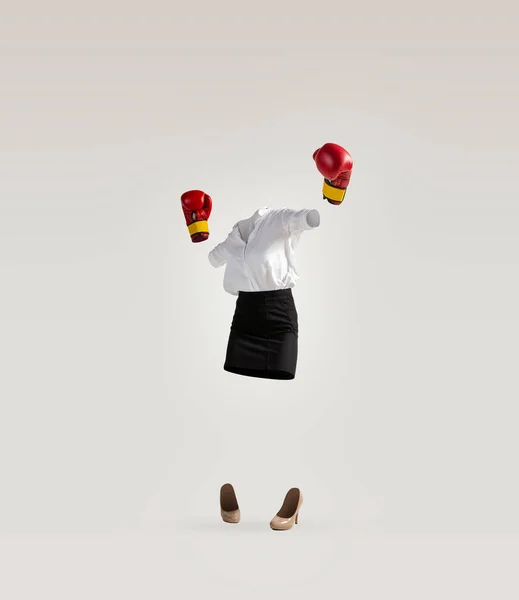 Collage de arte contemporáneo de la mujer invisible con traje de estilo empresarial moderno y guantes de boxeo sobre fondo blanco. Concepto de moda, estilo — Foto de Stock