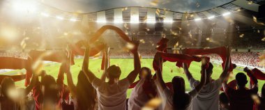 - Zafer. Futbolun arka görüntüsü, futbol taraftarları akşam vakti kalabalık stadyumda eşarplarıyla takımlarına tezahürat yapıyorlar. Spor anlayışı, rekabet. Odaklanma efekti