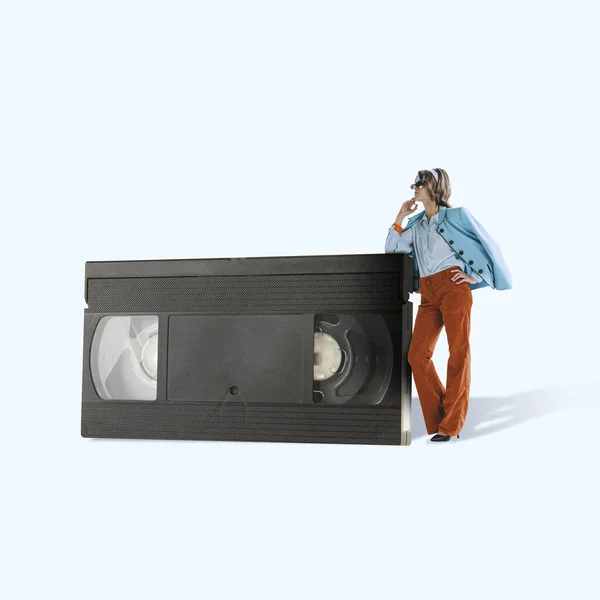 Colagem de arte contemporânea. Jovem elegante que se inclina na cassete de filme retro. Moda vintage, estilo de vida retro — Fotografia de Stock
