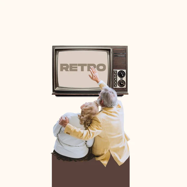 Κολάζ σύγχρονης τέχνης. Senior υπέροχο ζευγάρι κάθονται μαζί και wathicng ρετρό τηλεόραση που απομονώνονται πάνω φως ροδάκινο backgound — Φωτογραφία Αρχείου