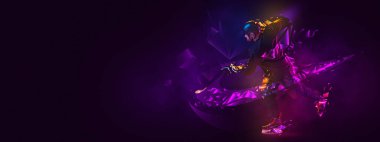 Genç adam, profesyonel hokey oyuncusu koruyucu üniforma eğitimi almış koyu arka planda çokgen, akışkan neon elementlerde izole edilmiş. Spor anlayışı