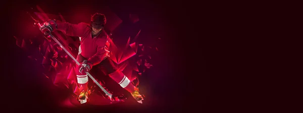 Ung man, professionell hockeyspelare i skyddande uniformsträning isolerad på mörk bakgrund polygonal, vätska neon element. Begreppet idrott — Stockfoto
