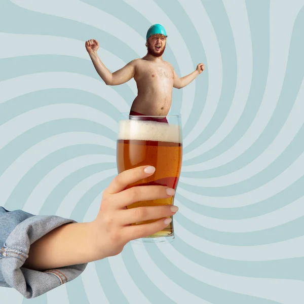 当代艺术拼贴。一个戴着泳帽的有趣男人站在浅蓝色背景下的泡沫啤酒玻璃杯里 — 图库照片