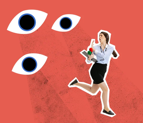 Κολάζ σύγχρονης τέχνης. Γυναίκα, δημοσιογράφος τρέχει μακριά από πολλά μάτια που φαίνονται απομονωμένα πάνω από το κόκκινο φόντο. Κοινωνική επιρροή — Φωτογραφία Αρχείου