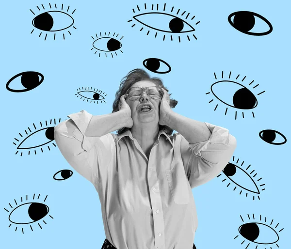 Collage de arte contemporáneo. Mujer de mediana edad cerrando los ojos para escapar del rumor y las presiones sociales aisladas sobre el fondo azul —  Fotos de Stock