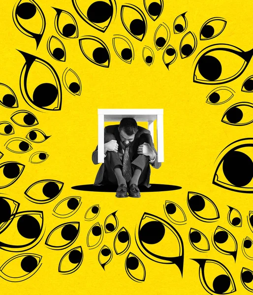 Collage d'arte contemporanea. Uomo disperato seduto, nascosto sotto il tavolo dalla pressione sociale isolato su sfondo giallo — Foto Stock
