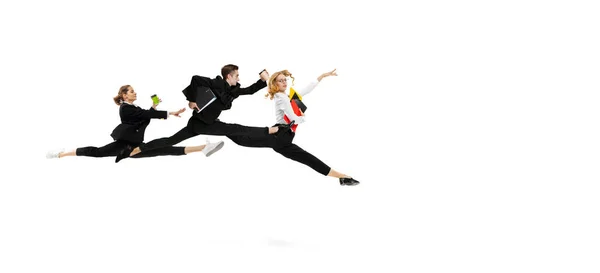 Flyer με ενθουσιασμένοι άνδρες και γυναίκες φορώντας ρούχα επιχειρήσεων άλμα, τρέχει απομονωμένο σε λευκό φόντο. Χορευτές μπαλέτου. Επιχειρήσεις, start-up, έννοια της κίνησης. — Φωτογραφία Αρχείου