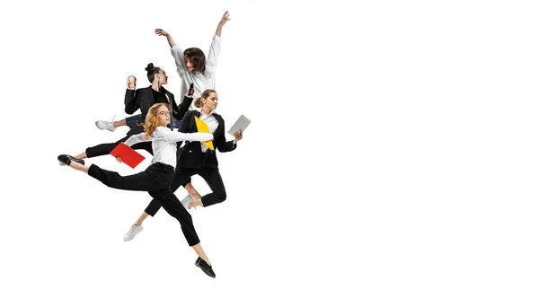Flyer dengan gembira pria dan wanita mengenakan pakaian bisnis melompat, berjalan terisolasi di latar belakang putih. Penari balet. Bisnis, start-up, konsep gerak. — Stok Foto