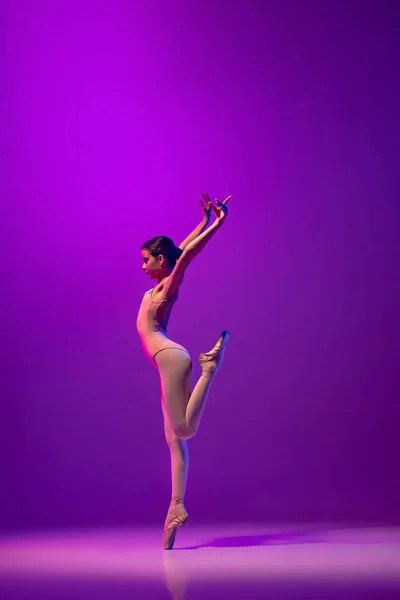 Portré fiatal balett táncosról, tinédzser gyakorlásról, lila alapon táncoló neonfényben. Művészet, kegyelem, szépség, balett iskola koncepció — Stock Fotó