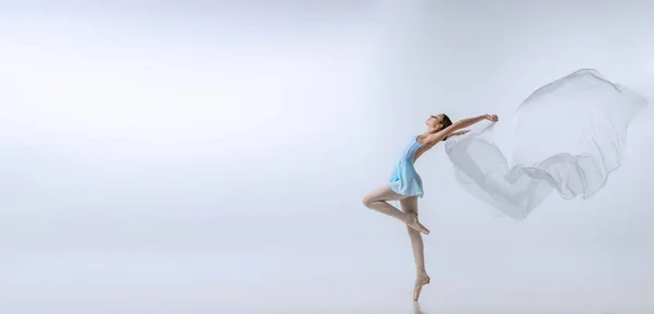 Флаєр з молодою дівчиною, прагнучи балерини в блакитній сукні і точок, танцює з тканиною ізольовано на сірому фоні. Мистецтво, грація, краса, концепція школи балету — стокове фото