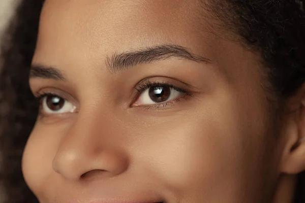 Крупным планом изображение красивых женских глаз, смотрящих в сторону. Концепция природной красоты — стоковое фото