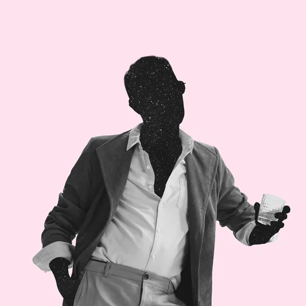 Colagem de arte contemporânea. Homem elegante brutal sem rosto segurando vidro de álcool isolado sobre fundo rosa — Fotografia de Stock