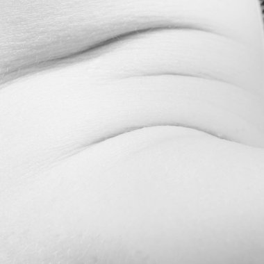 Sanat eserleri. İnsan derisinin detaylı dokusu. Erkek vücudunun bir kısmını kapatın. Cilt bakımı, vücut bakımı, sağlık sigortası, hijyen ve tıp konsepti. Makro fotoğrafçılık