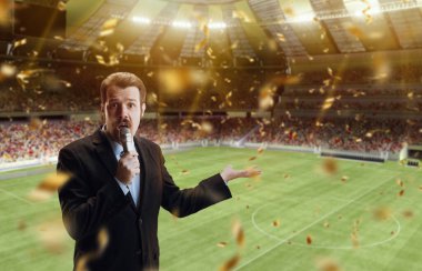 Duygusal adam, profesyonel spor yorumcusu spor stadyumunun arka planında izole edilmiş online futbol maçı yayınına sahip.