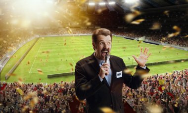 Heyecanlı adam, profesyonel spor yorumcusu futbol maçının çevrimiçi yayınını stadyumun arka planında izole ediyor.