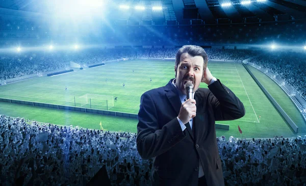 Şok olmuş adam, profesyonel spor yorumcusu spor stadyumunun arka planında izole edilmiş online futbol maçı yayınına sahip.