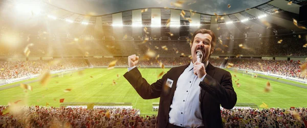 Aufgeregter Mann, professioneller Sportkommentator, der eine Online-Übertragung des Fußballspiels über den Hintergrund des Sportstadions isoliert hat — Stockfoto