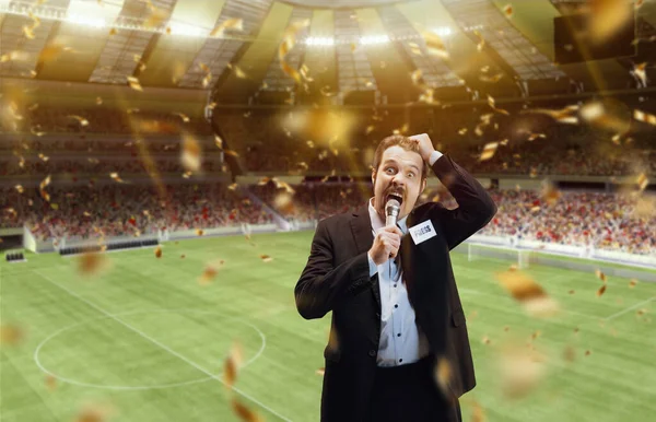 Aufgeregter Mann, professioneller Sportkommentator, der eine Online-Übertragung des Fußballspiels über den Hintergrund des Sportstadions isoliert hat — Stockfoto
