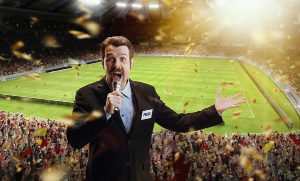 Gol! Heyecanlı adam, profesyonel spor yorumcusu futbol maçının çevrimiçi yayınını stadyumun arka planında izole ediyor.
