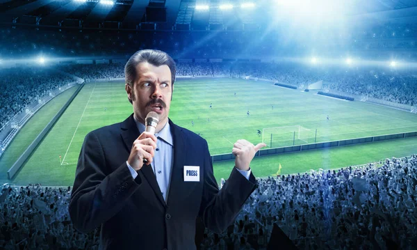 Maçtan önce futbol sahasında, internet yayınından önce. Spor haberleri, bilgi, şampiyonluk. leage