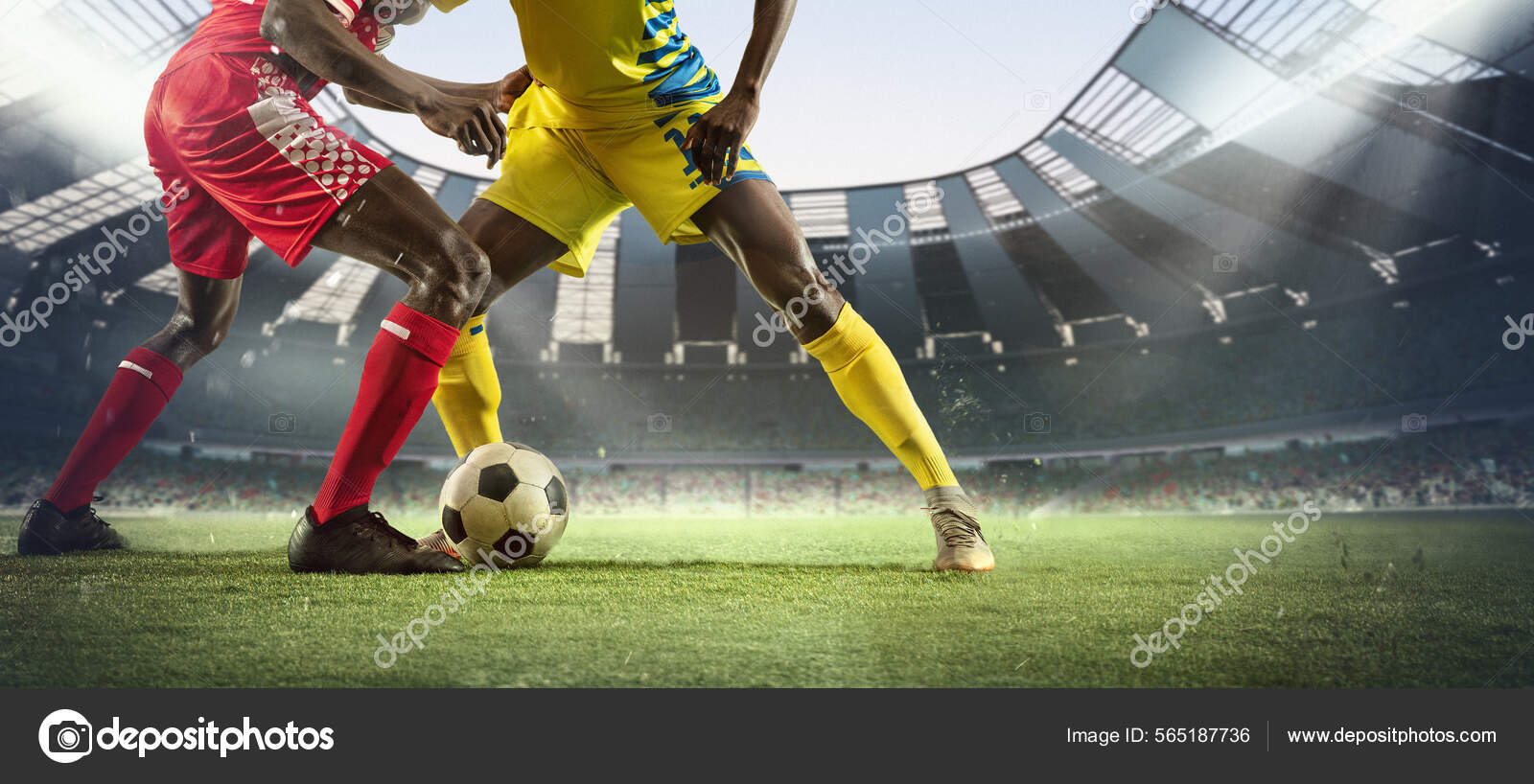 Imagem recortada de dois jogadores de futebol, em movimento, ação