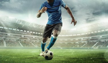 Futbol maçında stadyumda futbol oynarken çekilmiş görüntüler. Spor anlayışı, rekabet, hedefler